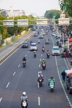Matraman, Doğu Jakarta, 21 Ağustos 2024. Motosiklet ve araba sürücülerinin çalışma saatlerinin en üst görüntüsü..