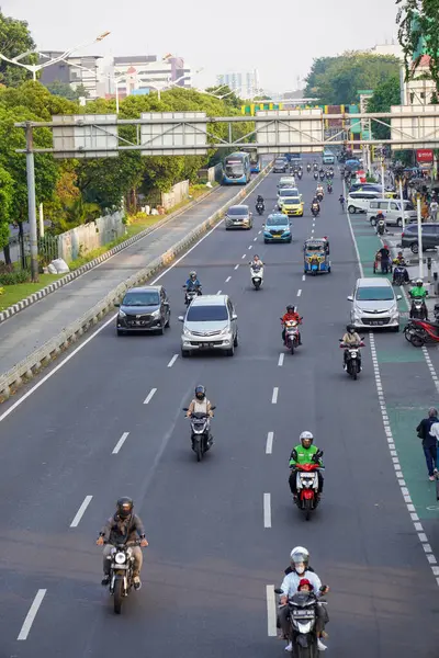 Matraman, Doğu Jakarta, 21 Ağustos 2024. Motosiklet ve araba sürücülerinin çalışma saatlerinin en üst görüntüsü..