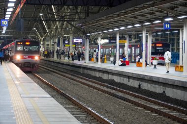 Matraman, Doğu Jakarta, 21 Ağustos 2024, modern kırmızı lokomotif kabininin dikey ön görüntüsü Matraman tren istasyonu deposuna varıyor, elektrikli tren toplu taşıma kavramı.