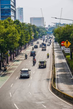 Merkez jakarta, 17 Ağustos 2024, şehir merkezinin ana caddesinin en üst manzarası, yol boyunca yüksek binalar ve Jakarta 'nın ana caddesinden geçen arabalar..