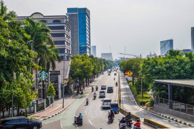 Merkez jakarta, 17 Ağustos 2024, şehir merkezinin ana caddesinin en üst manzarası, yol boyunca yüksek binalar ve Jakarta 'nın ana caddesinden geçen arabalar..