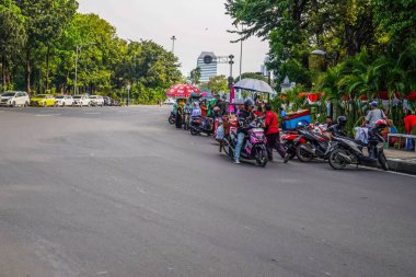 Merkez jakarta, 17 Ağustos 2024, Bağımsızlık Günü 'nde Monas, Merkez Jakarta' ya giden yoldaki atmosfer, yol kenarında bir çok sokak satıcısı....
