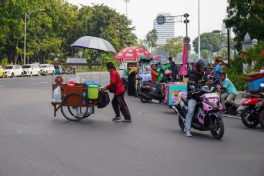 Merkez jakarta, 17 Ağustos 2024, Bağımsızlık Günü 'nde Monas, Merkez Jakarta' ya giden yoldaki atmosfer, yol kenarında bir çok sokak satıcısı....