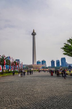 Jakarta, 17 Ağustos 2024, Endonezya Bağımsızlık Günü 'nde Endonezya Ulusal Anıtı' ndaki insanların atmosferi. Tarihi gün kutlama konsepti.