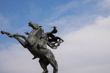 Prens Diponegoro 'nun iki bacağı havada ata binerken ki alt manzarası, ulusal kahramanlık sanatı..