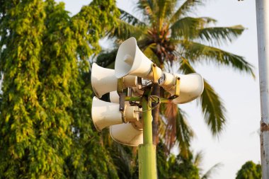 Direkte hoparlör, mavi gökyüzünde alarm sirenleri. açık hoparlör sistemi hoparlörleri mavi gökyüzü arkaplanında kopyalama alanı ile.