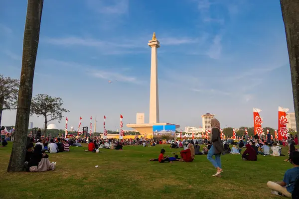 stock image Jakarta, August 17, 2024, the atmosphere of people at the Indonesian national monument during Indonesian Independence Day. historic day celebration concept.