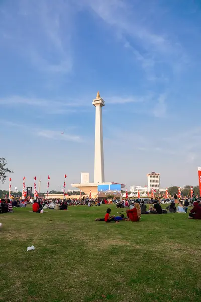 stock image Jakarta, August 17, 2024, the atmosphere of people at the Indonesian national monument during Indonesian Independence Day. historic day celebration concept.