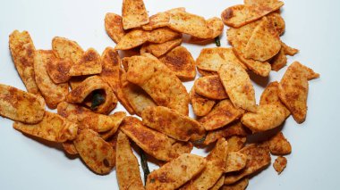 Basreng ya da kızarmış köfte, dilimlenmiş ve baharatlı köfteler serpiştirilmiş, beyaz arka planda izole edilmiş, Basreng Frem 'in tam görüntüsü..