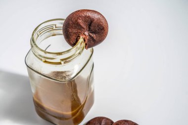 Küçük kavanozdaki kahvenin beyaz üzerine çikolata sosu izole edilmiş üst görüntüsü. içki ve atıştırmalık konsepti.