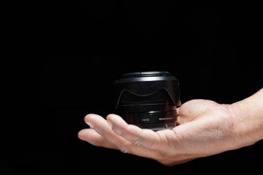 Boş fotokopi alanı ile siyah üzerine izole edilmiş el kamerası lensi.