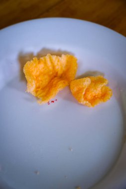 Beyaz tabakta teriolassi krakerlerini kapatın, krakerleri de meze olarak kullanın..