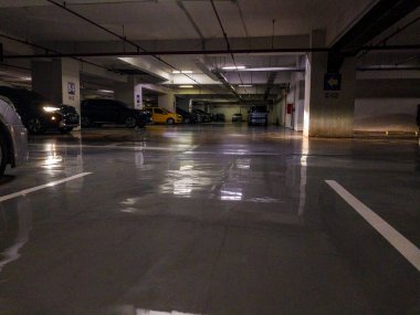 Ofis binasının zemininde geniş bir park yeri var..