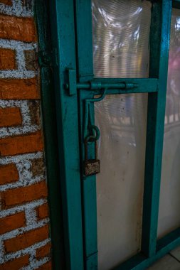Eski paslı asma kilit, eski paslı kapı asma kilit, eski paslı asma kilidi olan çit kapısını kapat..