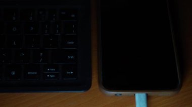 Cep telefonunun yanında dizüstü bilgisayarla şarj etme, cep telefonunu şarj etme, yüksek hızlı veri iletişimi.