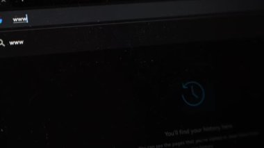 Sözcüklerle dizüstü bilgisayar ekranı, mavi web sitesini kapat, klavyesiz web sitesini kapat.