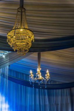 Kristal camlı bir avize, düğün gününde güzel bir avize restoranda lüks bir avize, iç kısımda güzel bir düğün dekorasyonu..