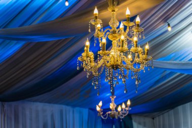 Kristal camlı bir avize, düğün gününde güzel bir avize restoranda lüks bir avize, iç kısımda güzel bir düğün dekorasyonu..