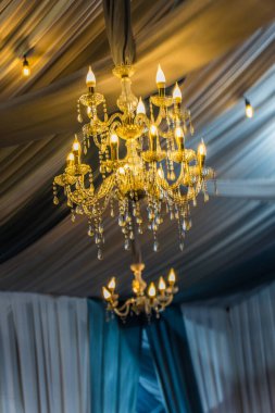 Kristal camlı bir avize, düğün gününde güzel bir avize restoranda lüks bir avize, iç kısımda güzel bir düğün dekorasyonu..