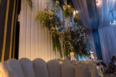 Düğün arkaplanı, çiçekler ve süslemeler, güzel bir düğün sahnesinde çiçek buketi manzarası..