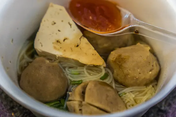 Bir kase köfte, tofu ve erişte çorbası, lezzetli Asya yemekleri, erişteli köfteler ve bir kapta tofu..
