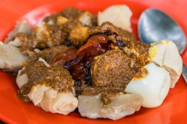 Pembe kaşıkla izole edilmiş Siomay yemeği, pembe tabakta izole edilmiş fıstık soslu Siomay..