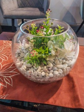 Güzel şeffaf bir vazoda çiçek portresi, vazoda gül buketi ve çiçekler, tatil için düğün süsü, kafe masasında bir buket gül.,