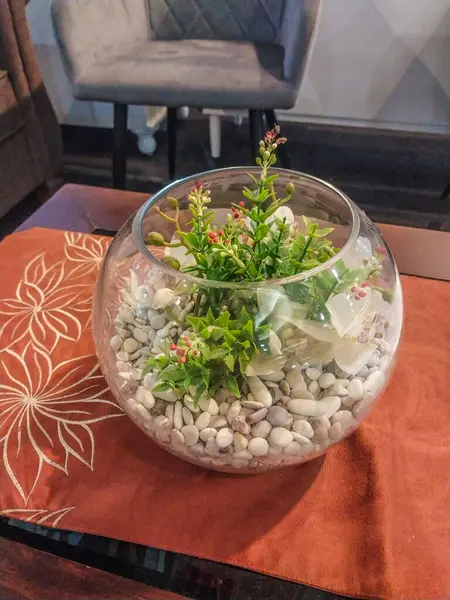 Güzel şeffaf bir vazoda çiçek portresi, vazoda gül buketi ve çiçekler, tatil için düğün süsü, kafe masasında bir buket gül.,