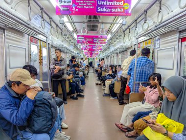 Tanah Abang, Merkez Jakarta, 15 Ocak 2025, Elektrikli trende rahat ve sakin bir atmosferi olan yolcular.