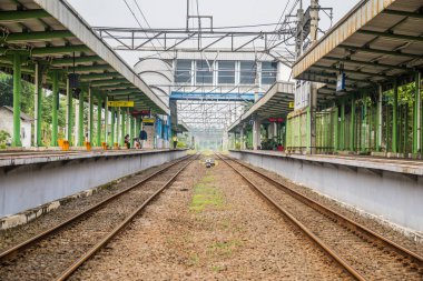 Boş elektrik tren istasyonundan yolcular görüntülenecek.