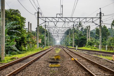 Tren vagonunun itici gücü olarak elektrik direği olan tren istasyonu..