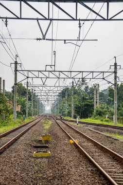 Tren vagonunun itici gücü olarak elektrik direği olan tren istasyonu..