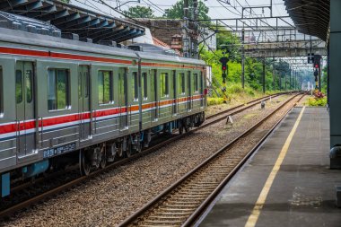  Tren vagonunun yan tarafını tren istasyonuna girerken göster.
