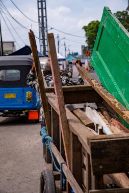 Merkez Jakarta, 7 Şubat 2025, yaşlı bir adamın arka görünüşü evin kapısına giden yolda bir araba çekiyor.