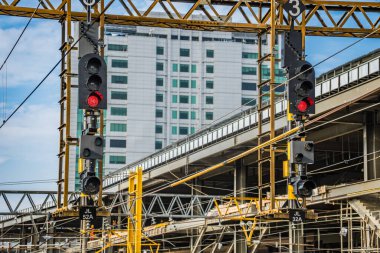 Tren istasyonunda elektrikli tren trafik işaretleri, istasyonda tren trafik işaretleri