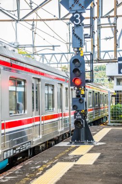 Tren istasyonunda duran trenin yanındaki platformdaki tren sinyali..