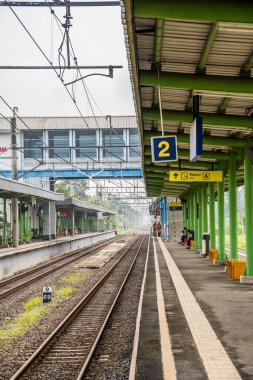 Boş elektrik tren istasyonundan yolcular görüntülenecek.