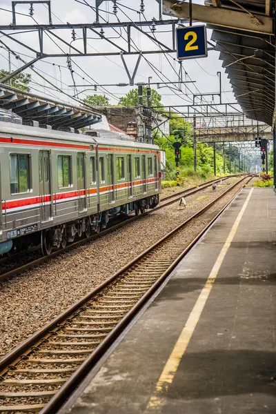  Tren vagonunun yan tarafını tren istasyonuna girerken göster.