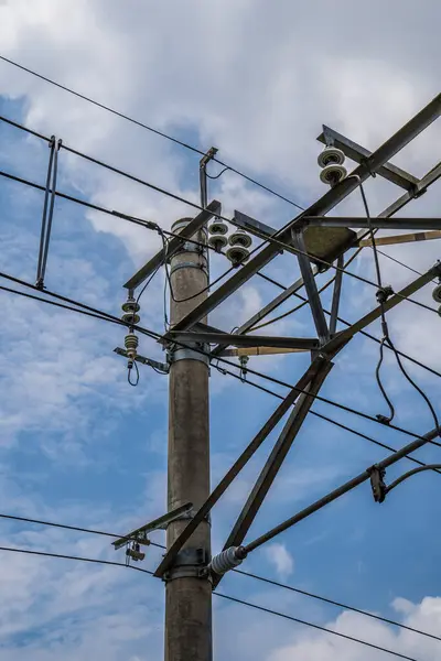 Gökyüzü arka planında fotokopi için boş alan olan yüksek voltajlı elektrik iletim hattı.