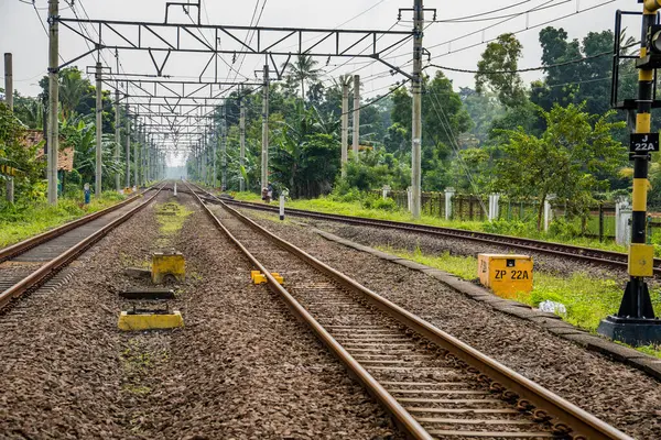 Tren vagonunun itici gücü olarak elektrik direği olan tren istasyonu..