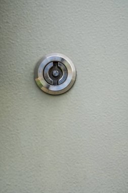 Metal kapıdaki anahtar deliği, kasa kapısındaki anahtar deliği..