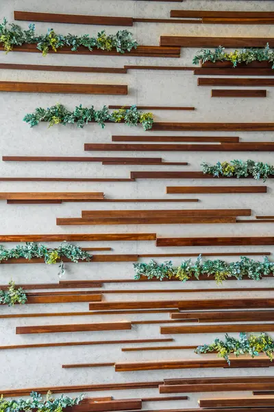 Duvardaki ahşap süslemeler, doğal ahşap arka plan doğal bitkiler, desenli ahşap duvarlar ve duvardaki bitkiler.