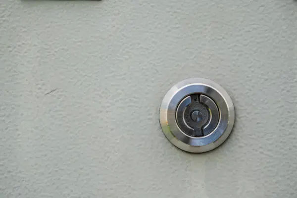 Metal kapıdaki anahtar deliği, kasa kapısındaki anahtar deliği..