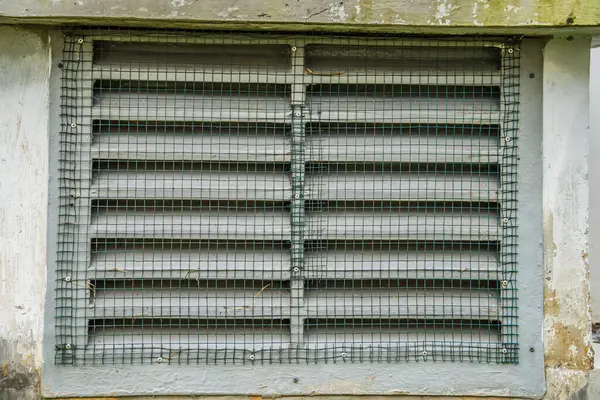 Garajdaki klima için kutunun duvarında kapalı metal bir ızgara var. Arka plan için havalandırma sistemi.