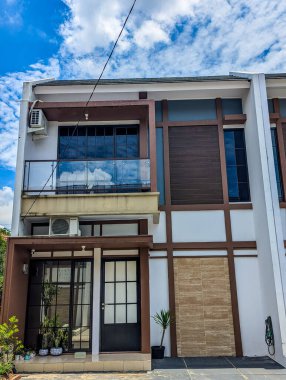 Arabalar için park yeri olan minimalist bir evin ön manzarası