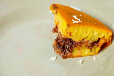 Sepo Martabak Manis 'in yakından görünüşü reklam için boş bir tabakta izole edilmiş.