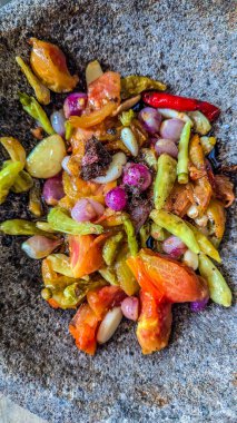 Kobek acı biber sosu yapımında kullanılan malzemelerin üst görüntüsü, acı biber sosu için baharatlar elle öğütülmeye hazır baharatlarla birlikte havanda öğütülür..