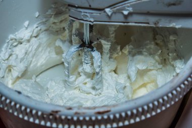 Hamurun mikser kullanılarak karıştırıldığını, mikser ile hamur yapıldığını yakın plan görüntüsü.