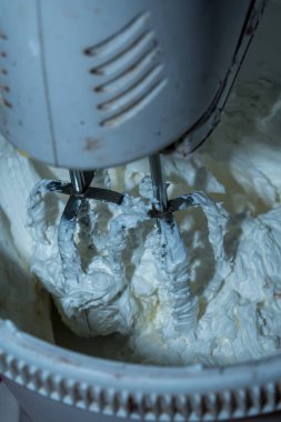 Hamurun mikser kullanılarak karıştırıldığını, mikser ile hamur yapıldığını yakın plan görüntüsü.