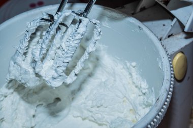 Hamurun mikser kullanılarak karıştırıldığını, mikser ile hamur yapıldığını yakın plan görüntüsü.